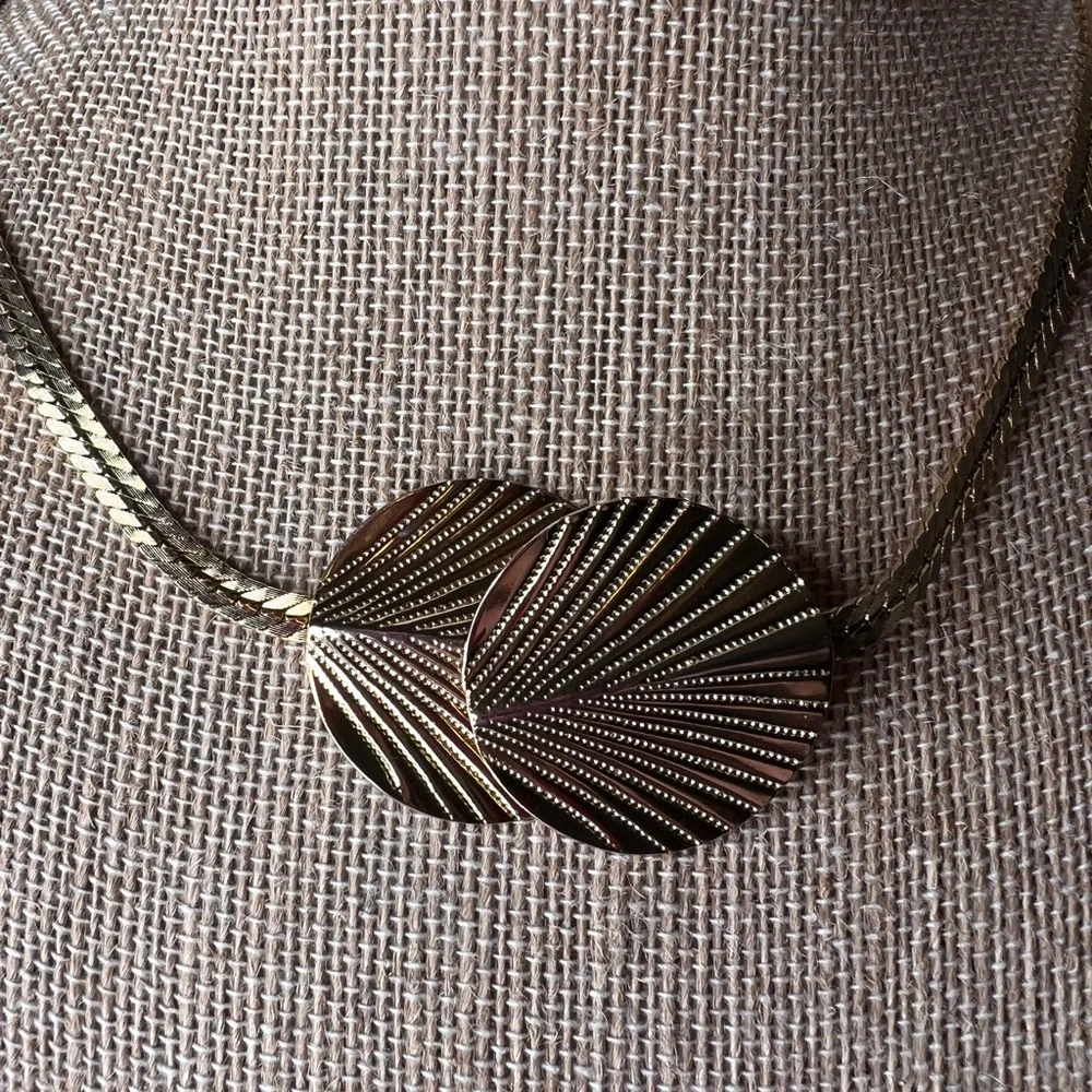 Vintage, Front-Clasp, Park Lane Gold Tone Seashell Necklace, Fan, Leaf, herringb